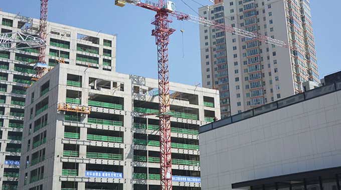甘肅建投裝備制造有限公司是甘肅省建設(shè)投資（控股）集團(tuán)有限公司直屬企業(yè)，成立于2010年10月，坐落于甘肅蘭州彭家坪國(guó)家級(jí)裝備制造工業(yè)園，占地155畝，是西北地區(qū)最早具有起重機(jī)械生產(chǎn)資質(zhì)的企業(yè)，年產(chǎn)各類(lèi)型號(hào)起重機(jī)械500余臺(tái)。建司十年來(lái)，公司先后榮獲年度中國(guó)塔機(jī)行業(yè)十強(qiáng)企業(yè)、全國(guó)售后服務(wù)先進(jìn)單位、全國(guó)建筑施工機(jī)械租賃50強(qiáng)企業(yè)等30余項(xiàng)榮譽(yù)稱(chēng)號(hào)...